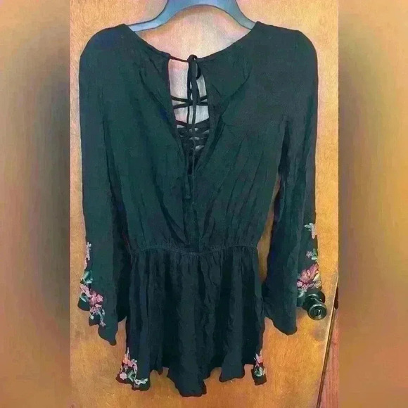 Women’s American Eagle floral embroidered romper - Picture 2 of 3